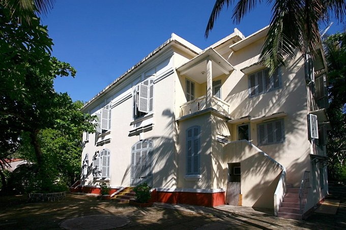 Các biệt thự có 2 tầng, được xây dựng mang phong cách kiến trúc cổ điển Pháp với đường nét đơn giản. Ảnh biệt thự Cây Bàng.