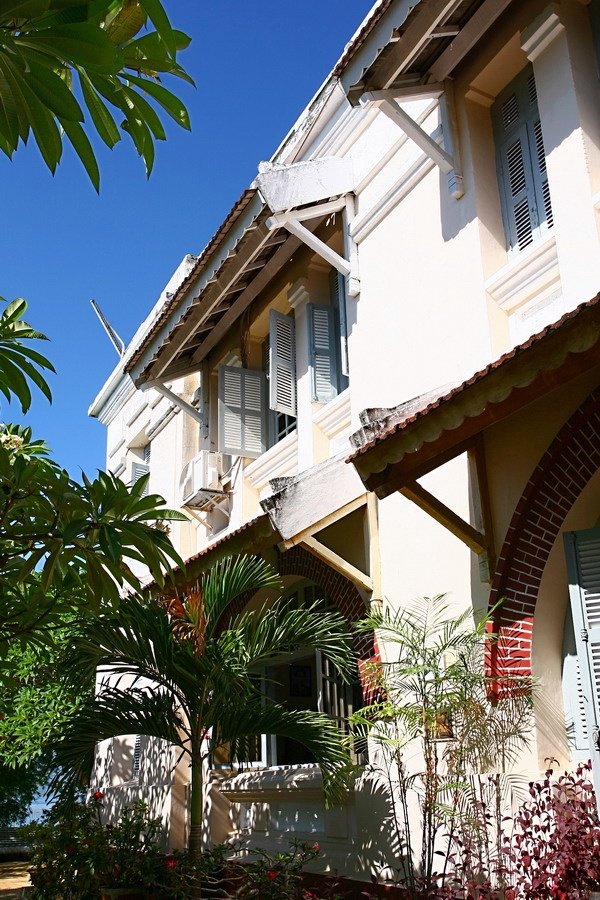 Sau năm 1954, gia đình Tổng thống Ngô Đình Diệm trở thành chủ nhân mới của hai ngôi biệt thự Xương Rồng và Bông Sứ. Bà Trần Lệ Xuân, phu nhân của cố vấn Ngô Đình Nhu đã đổi tên biệt thự Xương Rồng thành Nghinh Phong (đón gió) và Bông Sứ thành Vọng Nguyệt (ngắm trăng). Những cái tên mới liên quan tới thói quen sinh hoạt trong quá khứ của vua Bảo Đại cùng hoàng hậu Nam Phương và vẫn được giữ cho đến ngày nay.