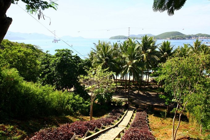 Lối xuống bãi tắm Hoàng hậu từ biệt thự Xương Rồng.